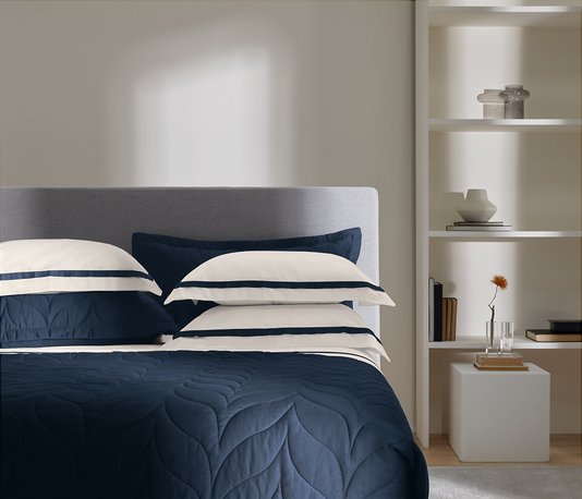 Almofada Cetim 300 Fios Vercelli Branco e Marinho Trussardi 60 x 60 cm