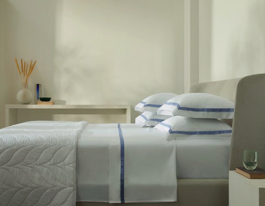 Almofada Cetim 300 Fios Vercelli Trussardi Branco e Azzuro Tirreno 60 x 60 cm
