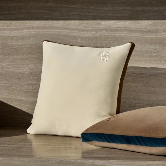 Almofada em Veludo B Velvet Boss Home Amêndoa 43 x 43 cm