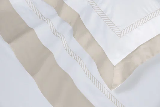 Almofada Mondello 600 Fios Trussardi Branco e Moonbean 30cm x 40cm