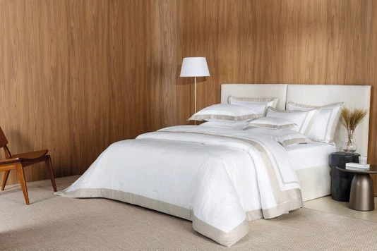 Almofada Mondello 600 Fios Trussardi Branco e Moonbean 30cm x 40cm