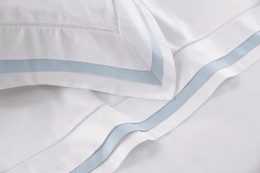 Almofada Valverde 300 Fios Trussardi Branco e Azul 35cm x 70cm