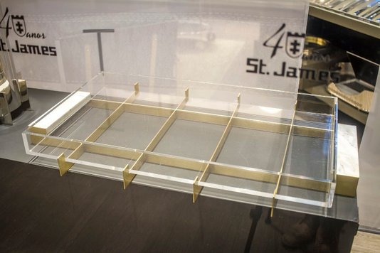 Bandeja Float Gold 24K com Fundo em Acrílico St James Dourado 80 x 45 cm