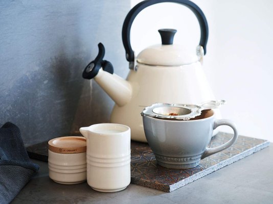 Chaleira com Apito Kone Le Creuset Meringue 1,6 Litros