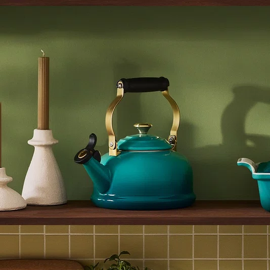 Chaleira com Apito Tradicional Pegador Dourado Le Creuset Bleu Riviera 1,6 Litros