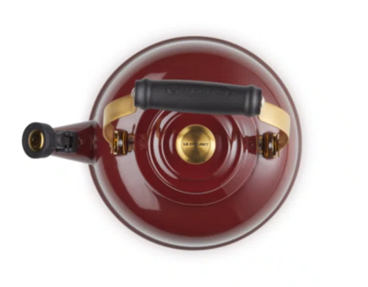 Chaleira com Apito Tradicional Pegador Dourado Le Creuset Rhone 1,6 Litros