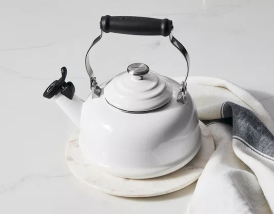 Chaleira com Apito Tradicional Pegador Inox Le Creuset Branco 1,6 Litros