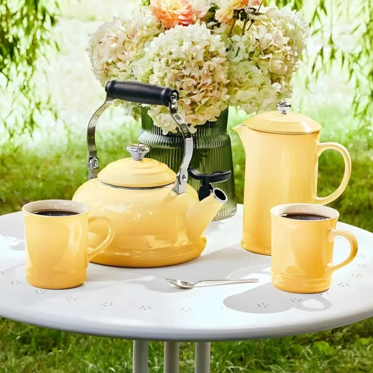 Chaleira Tradicinal com Apito Le Creuset Camomille 1,6L