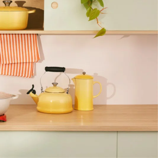 Chaleira Tradicinal com Apito Le Creuset Camomille 1,6L