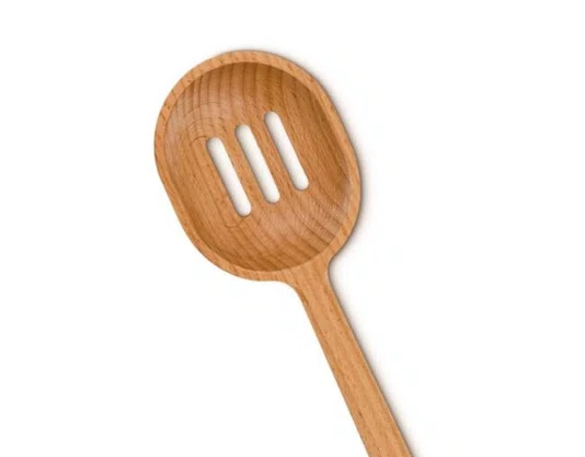Colher Vazada de Madeira Signature Le Creuset 30 cm