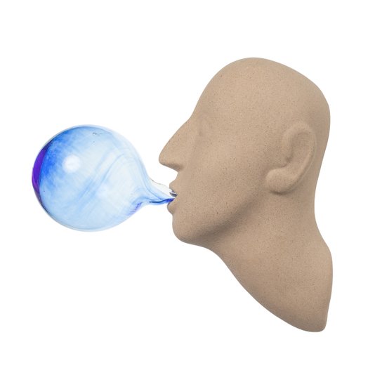 Escultura Cabeça Paula Juchem Tabaco e Bola Azul Bic