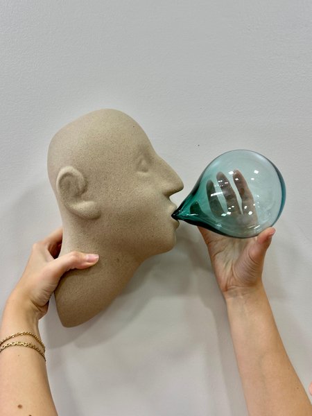 Escultura Cabeça Paula Juchem Tabaco e Bola Verde