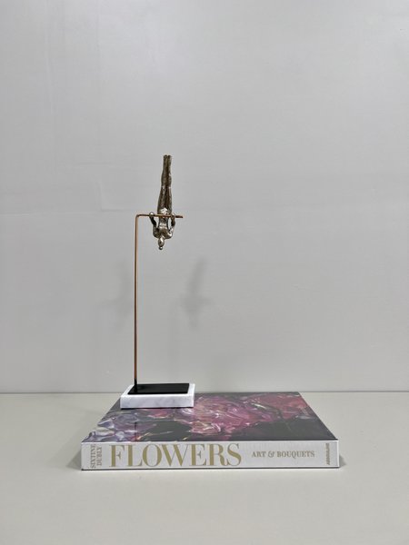 Escultura Malabarista de Resina City Imports 44 cm
