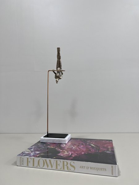 Escultura Malabarista de Resina City Imports 44 cm
