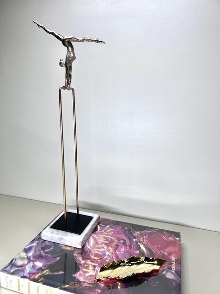 Escultura Malabarista de Resina City Imports 48 cm
