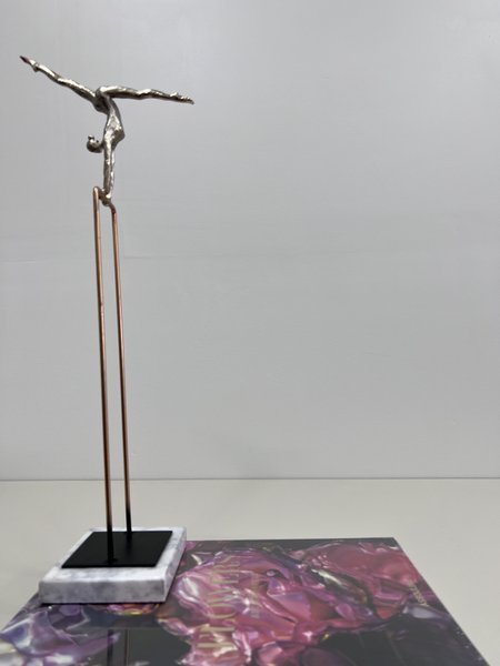 Escultura Malabarista de Resina City Imports 48 cm