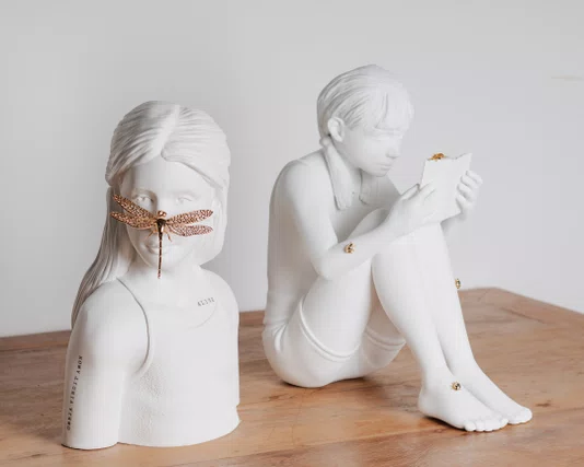 Escultura Menina Livro Sui Objetos 30 x 42 cm