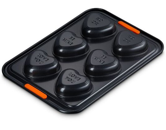 Forma para 6 Muffins em Formato de Coração Relevo Le Creuset