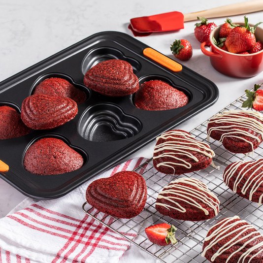 Forma para 6 Muffins em Formato de Coração Relevo Le Creuset