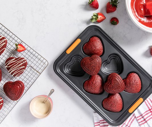 Forma para 6 Muffins em Formato de Coração Relevo Le Creuset