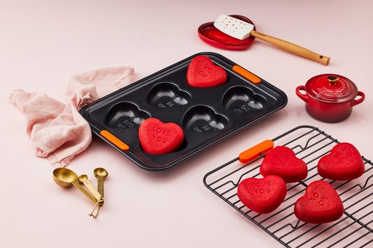 Forma para 6 Muffins em Formato de Coração Relevo Le Creuset