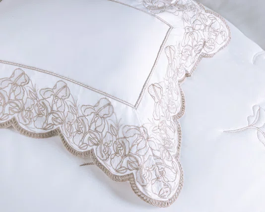 Fronha Cascine 300 Fios Trussardi Branco e Legno 50cm x 70cm