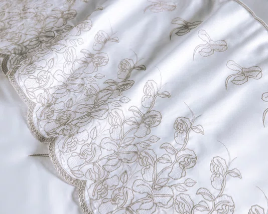 Fronha Cascine 300 Fios Trussardi Branco e Legno 50cm x 70cm