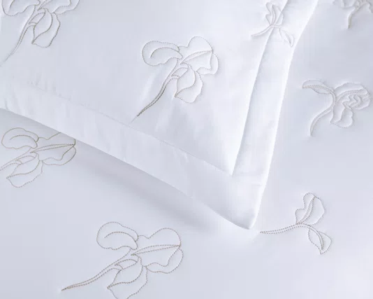Fronha Cascine 300 Fios Trussardi Branco e Legno 50cm x 70cm
