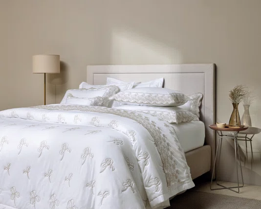 Fronha Cascine 300 Fios Trussardi Branco e Legno 50cm x 70cm