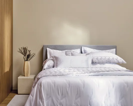 Fronha Palma 300 Fios Trussardi Branco e Platino 50cm x 70cm