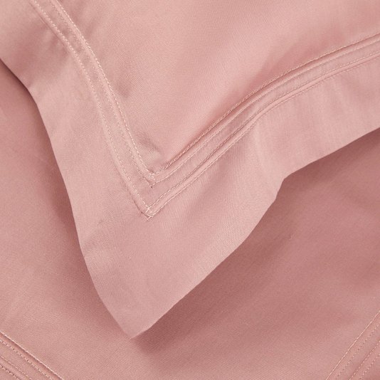 Fronha Triomphe 300 Fios Algodão Orgânico Yves Delorme Rosa Chá 65x65cm