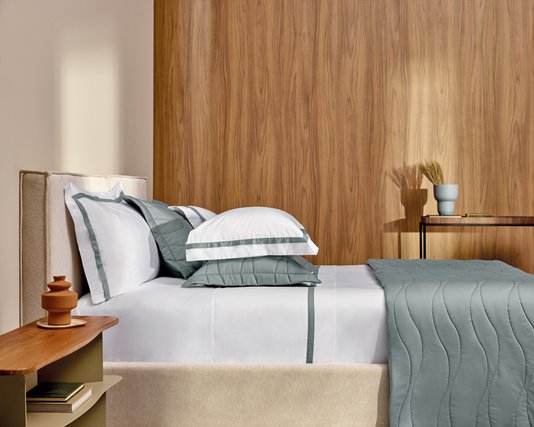Fronha Vercelli 300 Fios Trussardi Branco e Azul Maré 50 x 70 cm
