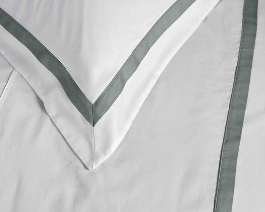 Fronha Vercelli 300 Fios Trussardi Branco e Azul Maré 50 x 70 cm
