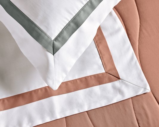 Fronha Vercelli 300 Fios Trussardi Branco e Azul Maré 50 x 70 cm
