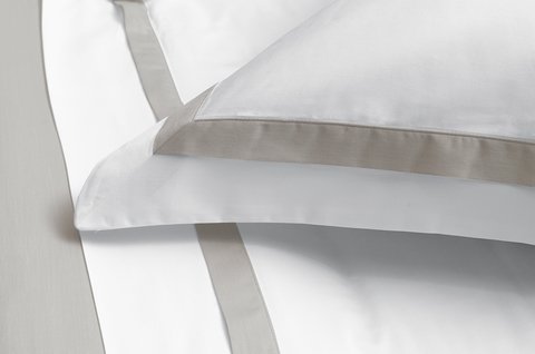 Fronha Vercelli 300 Fios Trussardi Branco e Marmo 50x70cm
