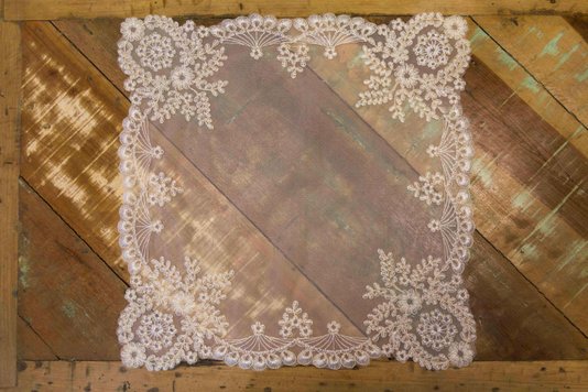 Guardanapo de Tule Bordado Manu Fisch Off White 48 cm