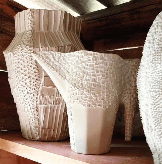 Jarra Luz e Sombra em Porcelana Nicole Toldi 27 cm