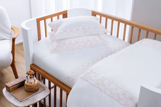 Jogo 03 Peças Berço Bambini Olivia 300 Fios Trussardi Branco e Soft Nude 110cm x 160cm