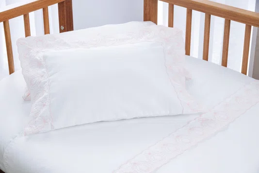Jogo 03 Peças Berço Bambini Olivia 300 Fios Trussardi Branco e Soft Nude 110cm x 160cm