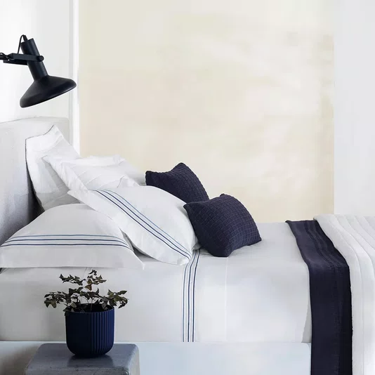 Jogo 2 Fronhas Menfi 200 Fios Trussardi Branco e Azul 50cm x 70cm