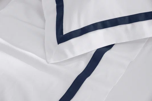 Jogo Cama Casal Vercelli 300 Fios Trussardi Branco e Azul Siciliano 220cm x 280cm