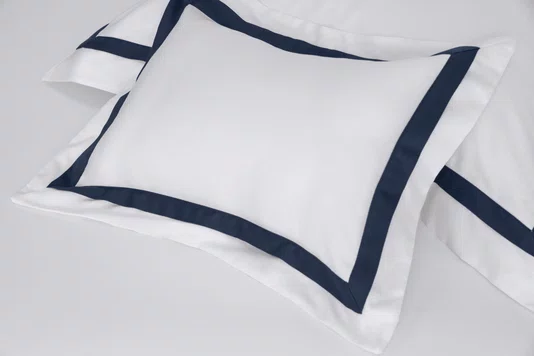 Jogo Cama Casal Vercelli 300 Fios Trussardi Branco e Azul Siciliano 220cm x 280cm