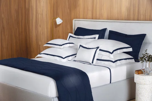 Jogo Cama Casal Vercelli 300 Fios Trussardi Branco e Azul Siciliano 220cm x 280cm
