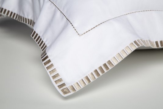Jogo de Cama King The Public 300 Fios By The Bed Branco e Fendi 2,60 x 2,80m