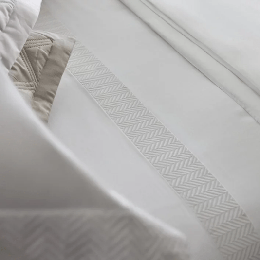 Jogo de Cama Queen The East V 300 Fios By The Bed Branco e Bege 2,40m X 2,60m