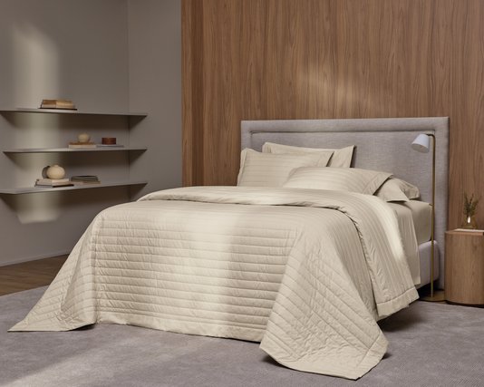 Jogo De Colcha Queen Monteleoni 200 Fios Trussardi Crema 2,40 x 2,60 m