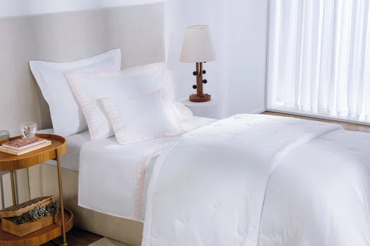 Jogo de Colcha Solteiro Bella 300 Fios Trussardi Branco e Soft Nude 200cm x 280cm
