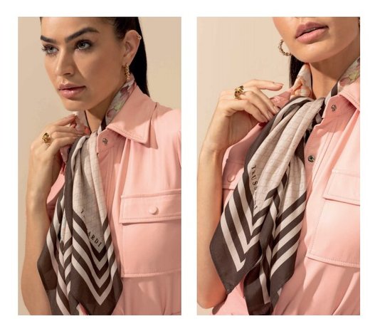 Lenço Peonie 100% Viscose Trussardi 82cm x 82cm
