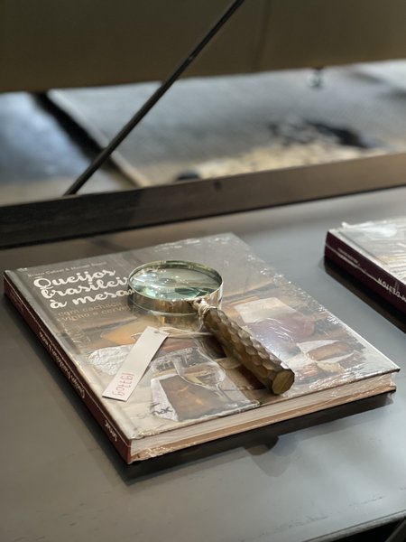 Livro Queijos Brasileiros à Mesa: com Cachaça, Vinho e Cerveja