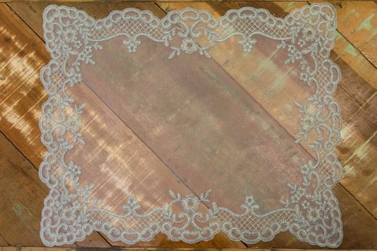 Lugar Americano em Tule com Bordado Manu Fisch Off White e Azul